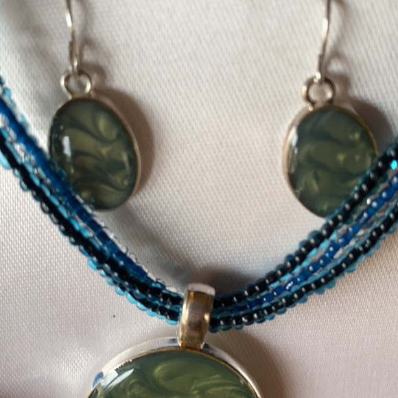 NWT East 5th green pendant necklace and matching earring set - Picture 3 of 6